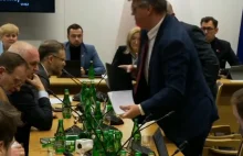 Wyrzucony z komisji M. Wąsik (PIS) wychodzi, przewracając butelki