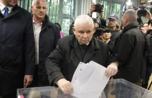 Kaczyński w kolejce do głosowania. Internauci nie mogli przepuścić takiej okazji