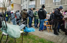 Cztery dni w namiotach i na chodniku, kuriozalne sceny w Tychach. Rzucili coś ..