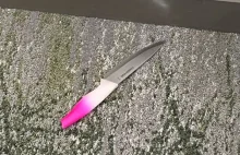 Biały zwolennik Trumpa atakuje nożem policjanta.