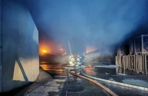 Potężny pożar hali produkcyjnej w Mikołowie. Z ogniem walczy ponad stu strażaków
