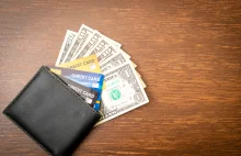 Dlaczego wydajemy więcej, gdy płacimy kartą niż gotówką? Sztuczki banków i psych