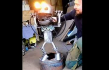 Artysta robi magiczne ruchome przedmioty z metalowego złomu.