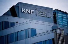 Prezes KNF zarabia 80tys. miesięcznie. Tłumaczy to swoimi wysokimi kompetencjami