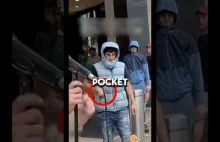 Śpiewak uliczny broni się przed migrantami.