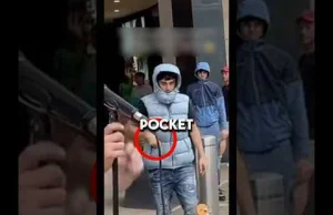 Śpiewak uliczny broni się przed migrantami.