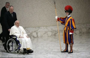 Przewieźli papieża do szpitala