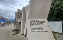 Warszawa: Ktoś zamiast hitlerowskie napisał niemieckie na pomniku po renowacji