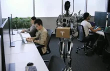 Tesla kontynuuje prace nad humanoidalym robotem.