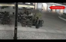 Wyciągnął broń i strzelił w kierunku ludzi. Szokujące nagranie z centrum Kalisza