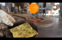 W kilka chwil goście wyczarowują ze szkła niesamowite kształty. Wenecja.