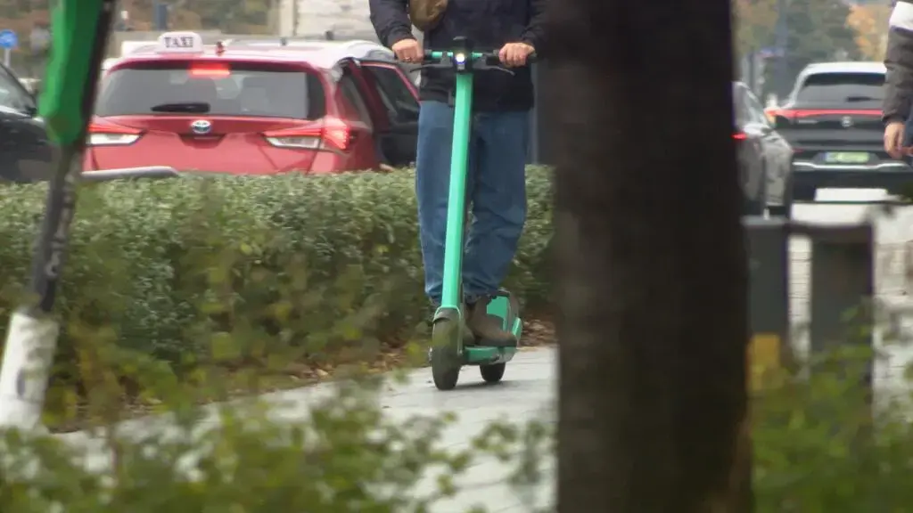 Bolt wystawił w mieście skorodowaną hulajnogę. Po wypadku umywają ręce.