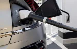 Samochód elektryczny w trasie. Ile przejedziesz po 10 minutach ładowania?