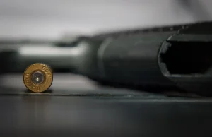 Broń policjanta znaleziona w krzakach. Były też naboje