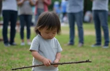 "Wszyscy jesteśmy biznesmenami" - smartfonowy teatr dorosłości i krzywe lustro