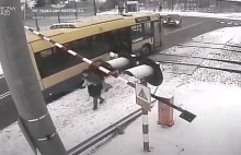 Autobus utknął na torach. Pasażerowie wybiegli w panice