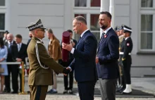Prezydent Duda wręczył nominacje generalskie,Ci Prosto w ryj napluli Areczkom