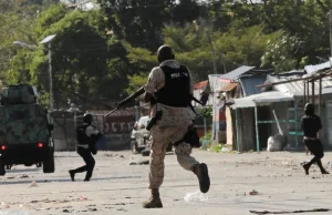 Haiti: Ze zdobytego przez gangi więzienia w stolicy zbiegła większość więźniów