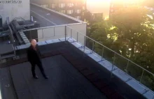 Poseł PiS bladym świtem na dachu sejmowym. Kancelaria Sejmu opublikowała zdjęcia