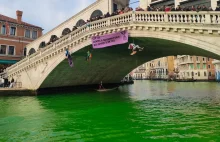 Włochy. Aktywiści klimatyczni zabarwili wodę w kanałach w Wenecji i Mediolanie