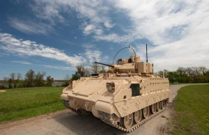 Ukraiński Bradley masakruje rosyjskie BMP-2 i ratuje żołnierzy