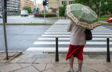 Dam ci 200 zł jak posprzątasz. Przemoc ekonomiczna ma wiele twarzy