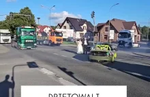 Urządzili sobie drift wokół pary młodej na skrzyżowaniu drogi wojewódzkiej