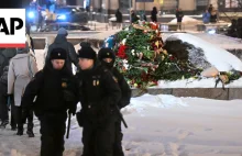 Aresztowania podczas składania kwiatów Nawalnemu w Moskwie.