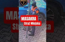 Strażnik miejski pali papierosa przy cudzym aucie?! Czy to wypada?