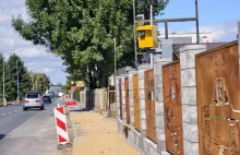 Atrapa fotoradaru straszy kierowców w #Legnica. Jest na prywatnej posesji