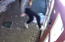 Była god 21:37 szedł z ukochaną, młody mężczyzna zdewastował i okradł kwiatomat.