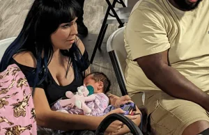 Grała w Mortal Kombat, trzymając dziecko. Wygrała turniej