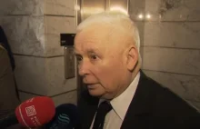 Jarosław Kaczyński przyszedł w Warszawie do sądu. Usiadł na ławie oskarżonych