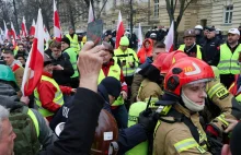 Policja gazem w rolników. PiS oburzony, Kierwiński mówi o prowokatorach