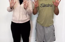 Mężczyzna pokazuje efekty operacji zwiększającej wzrost