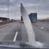 Lód spadający z busa uszkadza auto