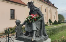 Pomnik króla Polski Kazimierza Wielkiego w Niepołomicach - YouTube