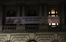 KRAKÓW: Na budynku urzędu powieszono specjalny baner z wizerunkiem Jana Pawła II