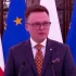 Szymon Hołownia na czerwono w spocie TVP Info