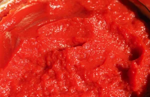Spleśniała pasta pomidorowa z Ukrainy miała trafić do Polski