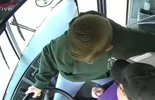 Siódmoklasista zatrzymał autobus, gdy zobaczył nieprzytomnego kierowcę (wideo) -