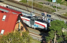 Wodorowy pociąg Pesy na trasie Gdynia Hel film z drona - YouTube