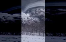 Ogromna chmura popiołu nad Kamczatką podczas erupcji wulkanu...