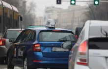 Uber znowu obchodzi przepisy. Kierowcy wożą ludzi jako kurierzy