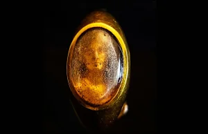 Ten pierścień "hologram" przetrwał 2 tys. lat. Zmarły wygląda na nim jak żywy!