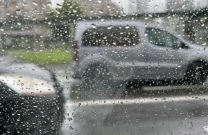 Polscy kierowcy nie potrafią jeździć w deszczu. Może więc czas go zakazać?