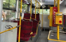 Zmiany w komunikacji miejskiej. Chcą zabronić, by kłaść torby na siedzeniu