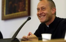 Ksiadz Chad celebryta uwodzi kobiety, jedna w końcu podała go na prokuraturę.