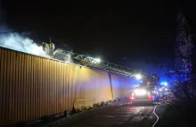 Pożar magazynu meblowego w Lublinie. Z ogniem walczy 50 strażaków