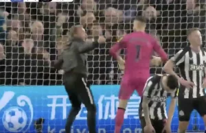 Kibic Chelsea wbiegł na murawę i zaatakował bramkarza Newcastle [WIDEO]